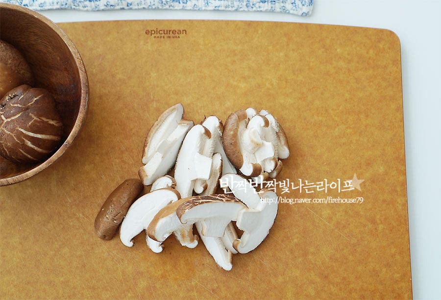 표고버섯은 흐르는 물에 빠르게 씻어 물기를 털어주고, 먹기 좋게 슬라이스하여 줍니다. 밑동을 제거한 뒤 갓만 먹어도 되지만 부드러운 생표고라서 밑동의 끝부분만 잘라내어 기둥을 슬라이스해주었어요. 그럼 식감이 더 쫄깃해요. 색감이 좋은 당근은 얇게 채 썰어줍니다. 소고기는 맛간장 1T, 맛술 1T에 버무려 물기 없이 바싹 볶아줍니다.