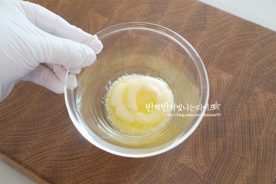 실온 상태의 부드러운 버터를 준비하거나 전자레인지에 10~20초 데워 보드라운 질감으로 만들어주세요. 버터는 한 번에 데우면 터질 수 있으니 10초씩 끊어서 녹여주고 액상 상태가 아닌 포마드 상태면 됩니다. 꿀 1 큰 술, 소금 한 꼬집을 넣어줍니다. 가염이라면 소금은 생략 가능해요. 마늘을 넣어 갈릭 향을 더해주어도 되지만 담백함에 달콤 고소한 맛을 더해줄 것이에요. 재료가 어우러질 수 있도록 잘 섞어줍니다. 꿀은 알룰로스나 올리고당으로 대체 가능합니다.