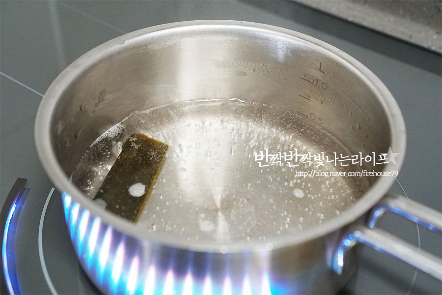 감칠맛을 살려주고 싶어 밥 물은 다시마 육수를 준비했어요. 물 360ml에 다시마 한 조각과 건표고 1~2개를 넣고 5분 정도 바글바글 끓여줍니다. 이 과정은 생략 가능하지만 육수로 버섯밥을 지으면 밥알이 더 탱글 하게 찰지고 향이 더 깊답니다. 냄비에 불린 쌀을 넣고 육수를 부어줍니다. 쌀과 물의 양은 1:1인데요. 쌀 위로 밥물이 0.7cm 정도 올라오면 고슬고슬 찰진 밥을 지을 수 있어요. 볶은 소고기와 채 썬 당근을 올려줍니다. 마지막으로 버섯을 올려줍니다. 표고버섯요리의 고소함을 살려주기 위해 생표고는 참기름을 약간 넣고 버무린 뒤 쌀 위에 올려주었어요.