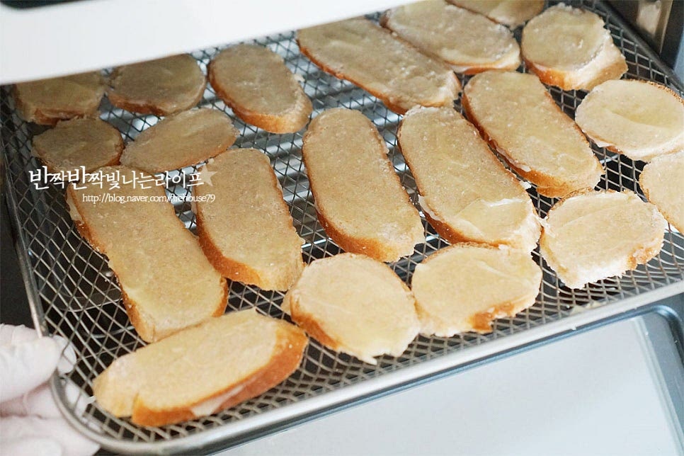 트레이를 넣고 구워줍니다. 온도와 시간만 조절하면 간단하게 완성할 수 있는데요. 에어프라이어 170도 10분 구워줍니다. 기기의 사양에 따라 온도와 시간은 조절해 줍니다. 오븐형 에프라서 그대로 올려 구워도 바삭했는데요. 바스켓형이라면 중간에 뒤집에 앞뒤로 구워주고 굽기 정도에 따라 시간을 조절해 주세요. 170도 10분 구워주니 전체적으로 고르게 갈색 구움색이 나오고 바삭바삭 맛있게 잘 익었어요. 두께에 따라서도 시간을 조절해 주어야 눅눅하거나 타지않게 만들 수 있습니다. 체에 밭쳐 공기가 통하도록 하여 열기를 모두 식힌 뒤 먹음 바삭한 식감이 더욱 맛이 좋습니다. 눅눅하지않게 식힘망에나 체에 펼쳐 담아 식혀주세요. 영상도 같이 담았어요. 빵 중에서도 쫄깃한 맛의 베이글을 바사삭 식감으로 요리해 주고 버터와 꿀로 달콤 고소한 풍미를 살려주면 하나둘 자꾸만 집어먹게 되는 베이글칩 만들기 뚝딱 완성입니다. 간단한 레시피로 파는 것 못지않은 맛있는 간식을 맛볼 수 있답니다. 베이글맛있게먹는법 담백 고소한 본연의 맛에 바삭 달콤함을 더해 더욱 맛있게 요리해 즐겨보세요. 끄읕 !