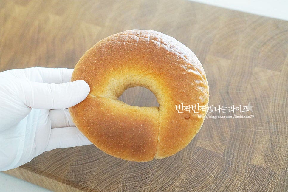 하나만 먹어도 든든한 식사 대용으로 좋고 본연의 담백하고 고소한 풍미는 언제나 부담 없이 즐기기 딱이죠. 곡물의 구수한 맛을 풍부하게 맛볼 수 있는 통밀가루로 만든 통밀베이글을 준비했습니다. 소스를 발라 구워줄 것이기 때문에 과일잼이나 올리브와 같은 속 재료가 들어가지 않은 플레인 또는 통밀을 준비해 주세요. 베이글칩은 바삭바삭 식감을 살려 만드는 게 중요하기 때문에 얇게 슬라이스로 잘라줍니다. 대략 0.3~0.5cm 정도의 두께로 균일하게 구워질 수 있도록 동일하게 썰어줍니다. 동그란 도넛 모양 그대로 두고 그대로 빵칼로 잘라주었습니다. 이대로 먹어도 쫄깃하고 구수한 맛이 맛있지만 더욱 맛있게 먹기위해 과자 같은 간식으로 먹기좋은 베이글칩 만들기를 해보도록 할게요. 정말 간단합니다.