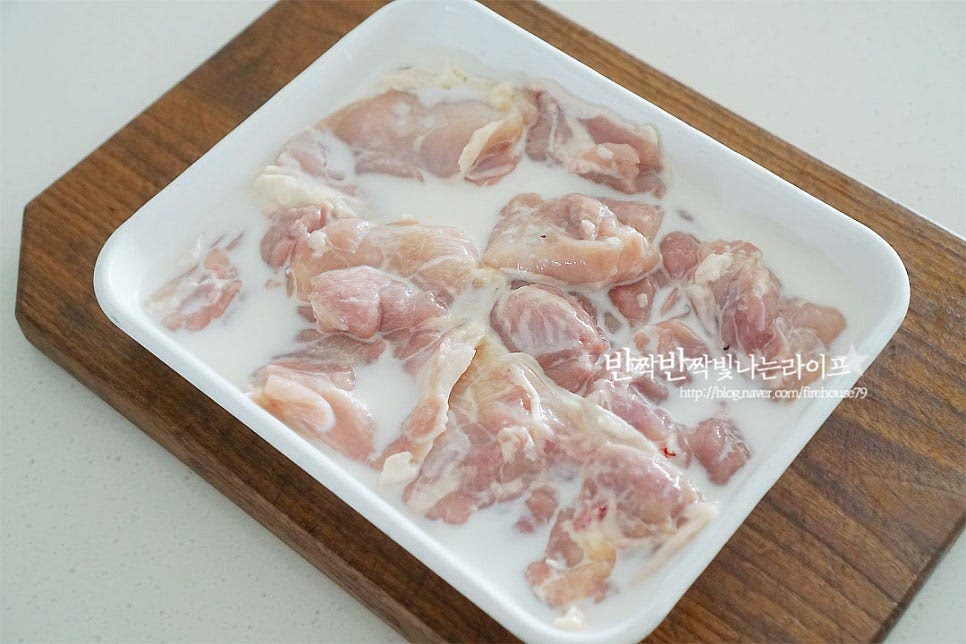 닭다리 살만 발라진 걸 준비했어요. 누린내도 잡아주고 육질을 부드럽게 해주기 위해 우유에 10분 정도 담가줍니다. 10분 뒤 찬물에 헹구어 물기를 털어주고 껍질 부분은 따로 분리해 주어요. 껍질만 꼬치에 끼워서 먹음 살과 또 다른 매력이 있답니다~ 껍질과 한 번에 잘라 구워드셔도 좋고요. 살부분과 껍질은 큼직하게 잘라줍니다. 꼬치대에 따라 크기를 조절하여 주시면 되어요. 대파는 달큰한 줄기 부분 준비했어요. 닭 사이즈에 길이를 맞추어 잘라줍니다. 너무 두꺼운 것보다 얇은 게 식감이 질기지 않고 먹기 좋아요.