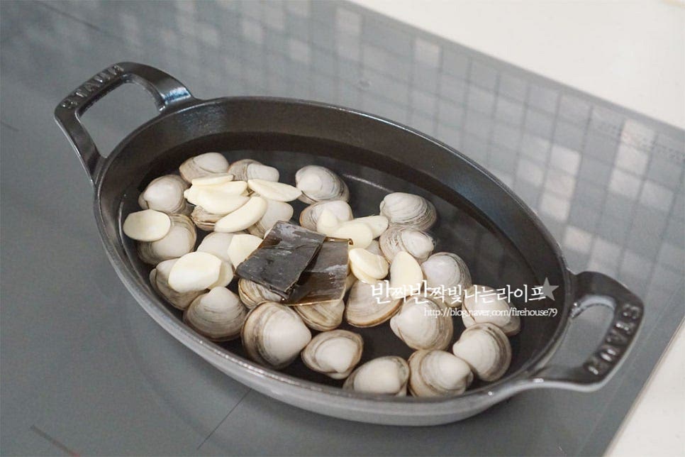 냄비에 손질한 조개과 잠길 정도의 물 400ml, 편으로 썬 마늘과 다시마 1조각같이 넣어줍니다. 물의 양은 냄비에 따라 재료가 잠길 정도 부어주시면 됩니다. 비린내를 잡아줄 생강술(청주) 1 큰 술 넣어줍니다. 바글바글 끓으면 2분 정도 뒤 다시마는 먼저 꺼내어 줍니다. 재료 자체의 감칠맛이 좋은 편이지만 다시마 한 조각 같이 넣어주면 좀 더 깔끔한 깊은 맛이 나요. 바글바글 끓는 상태로 참치액 1/2 큰 술 넣어줍니다. 한소끔 끓이다 보면 국물이 뿌옇게 우러나며 조개들이 하나둘 입을 벌린답니다. 조개가 모두 입을 벌리고 익으면 대파와 고추를 넣고 마무리해요. 뜨끈할 때 바로 국물 떠서 먹음 시원 칼칼한 맛에 절로 감탄이 나와요. 추위를 한 번에 날려주는 맛이에요. 영상도 같이 담았어요. 시원하고 깔끔한 국물 맛과 조갯살을 발라먹는 재미가 가득한 한 냄비 추운 날 뜨끈하게 먹기 딱 좋은 것 같아요~ 동죽조개탕 끓이는법 맛있게 만들어 드세요^^ 끄읕 !