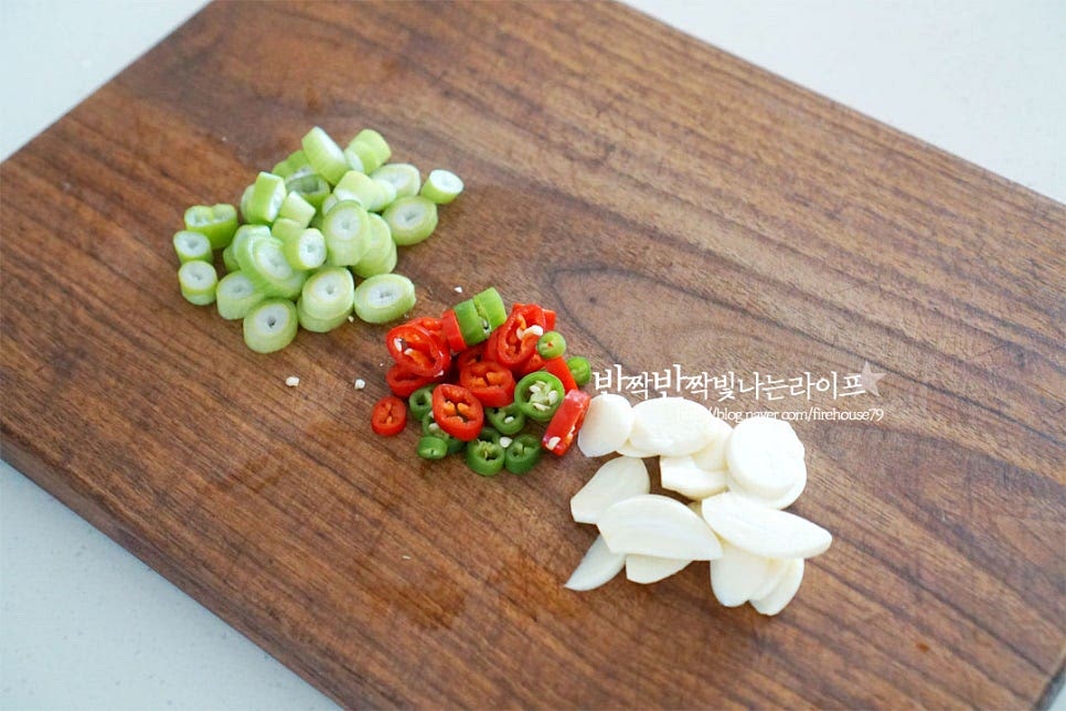 같이 넣어주면 국물 맛 살려주는 대파와 고추는 송송 썰어줍니다. 마늘은 다져서 넣는 것보다 편으로 썰어 넣어주시면 깔끔한 국물을 맛볼 수 있어요.