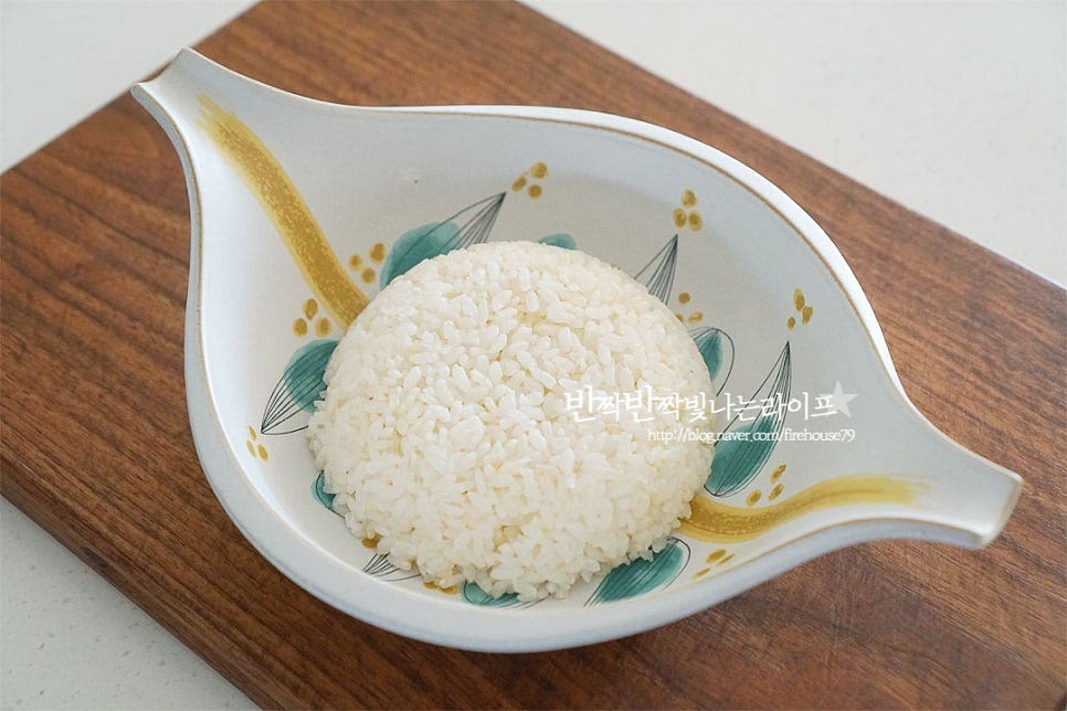 그릇에 밥을 담아줍니다. 밥 위로 볶은 재료를 올려 덮밥을 완성해 주어요. 달걀 프라이를 올려주면 더 푸짐하게 맛보실 수 있어요. 고추기름과 굴소스 잡채밥이 한 그릇에 어우러져 맛깔나요. 영상도 같이 담았어요. 한 그릇 만으로 든든해지는 요리 남은 재료를 활용하여 만들어 더 간단하면서 색다르게 맛보실 수 있어요. 잡채밥 만들기 한 그릇 든든하게 만들어 드세요^^ 끄읕 ! PS. 맛있는 소고기잡채 만드는 레시피는 아래포스팅에서 함께하세요 :)