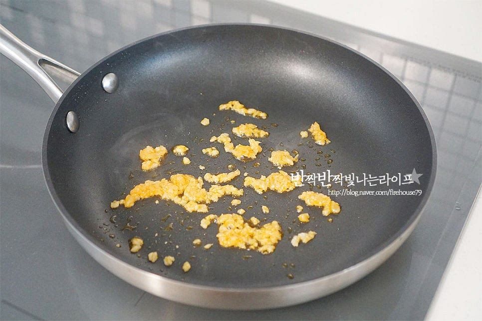 달군 팬에 고추기름 2 큰 술 두르고 다진 마늘 2/3 큰 술을 볶아 향을 내어줍니다. 고추기름이 들어가면 매콤한 풍미가 맛있어요. 마늘 풍미가 은은하게 올라오면 새우를 넣고 먼저 익혀줍니다. 신랑이 새우를 좋아해서 조금 넉넉하게 넣어주었는데 기호에 따라 양은 조절하여 주세요. 새우가 익으면 잡채를 넣어줍니다. 간이 되어있기 때문에 소스를 많이 더해줄 필요 없이 굴소스 2/3~1 큰 술 넣어서 중화풍 감칠맛을 더해주어요. 간에 따라 양은 가감하여 주세요. 익힌 재료들이라 오래 익힐 필요 없이 따뜻하게 데워지면 부추를 넣어줍니다. 부추는 숨이 금방 죽기 때문에 마지막에 넣어 향을 살려주어요. 가볍게 볶아준 뒤 참기름과 통깨로 마무리해요.