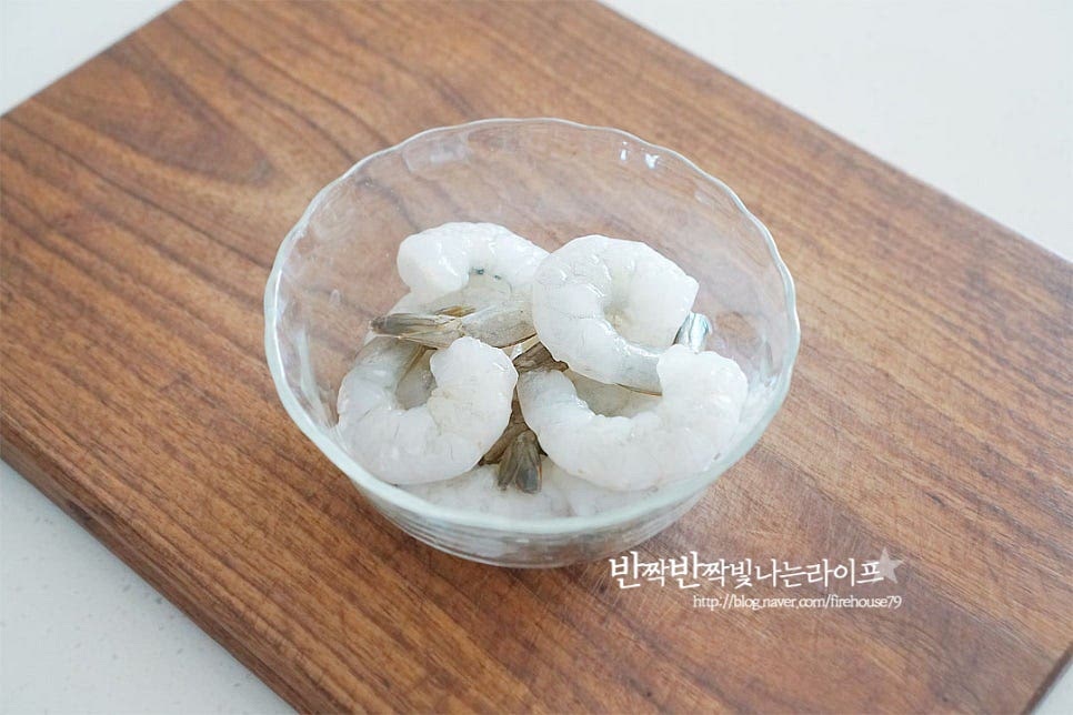 새우는 손질된 것을 준비했어요. 생략 가능한 재료이지만 같이 들어가면 식감이 좋아요. 흐르는 물에 씻은 뒤 물기를 제거하여 맛술 1 큰 술 뿌려 밑간하여 둡니다. 부추는 5~6cm 길이로 썰어줍니다. 향긋한 부추가 들어가면 풍미가 잘 어우러진답니다. 달군 팬에 식용유 약간 두르고 곁들일 달걀 프라이를 구워줍니다.