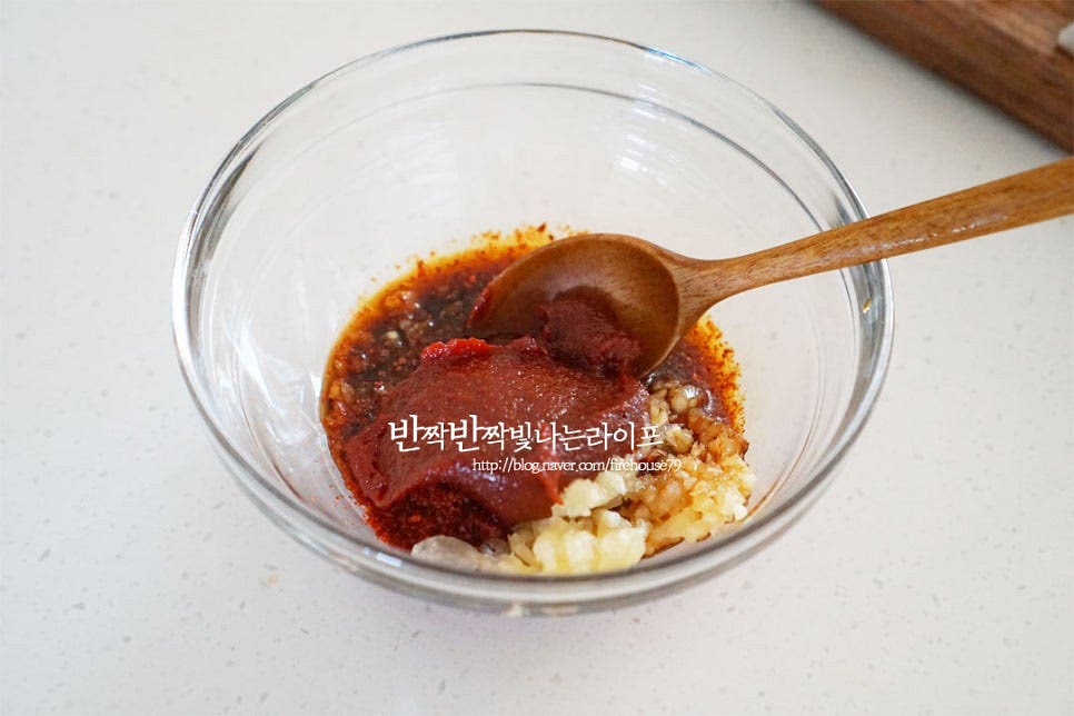 백종원 오징어볶음 양념은 간이 배도록 넣는 순서가 중요한데요. 설탕과 참기름, 통깨를 제외한 고추장 1 큰 술, 고춧가루 1½ 큰 술 진간장 2 큰 술, 간 마늘 1/2 큰 술을 넣어줍니다. 채소양이 많아 간이 센 편은 아니라 입맛에 따라 고추장을 가감해 주셔도 좋아요. 볶을 때 바로 넣어도 되지만 미리 만들어두시면 센 불로 빠르게 조리할 수 있어요.