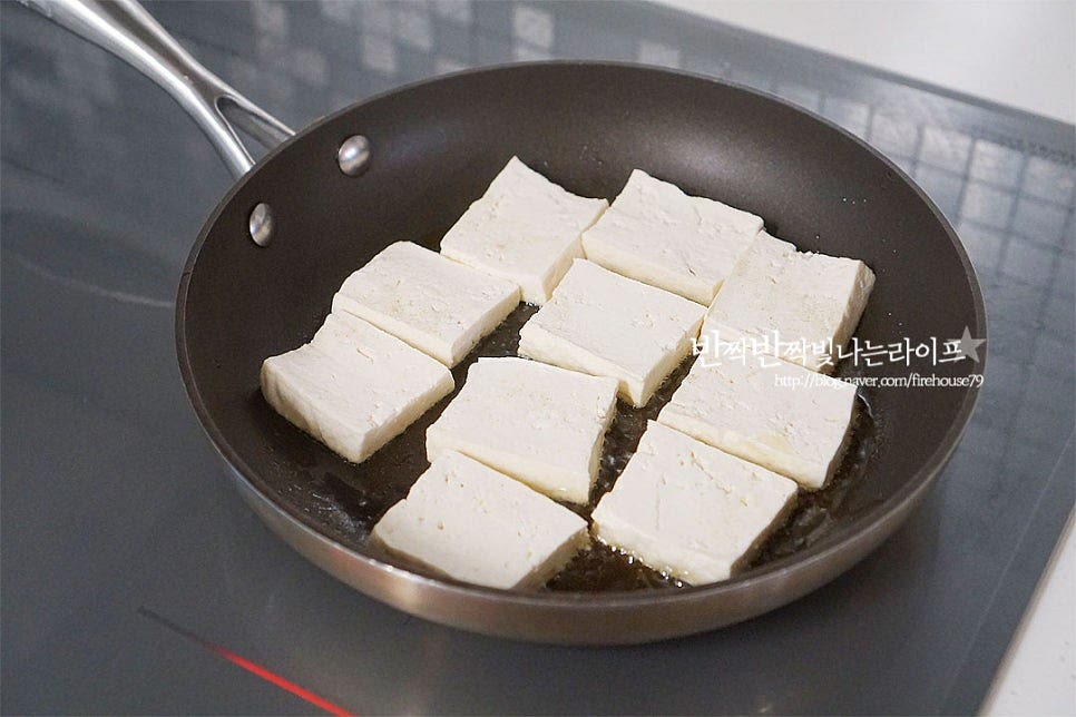 달군 팬에 식용유 2~3 큰 술 두르고 올려 중간 센 불로 구워줍니다. 앞뒤로 노릇한 색이 나게 구워주면 양념이 잘 스며들고 식감도 겉은 바삭하면서 속은 촉촉하고 부드러워 맛있답니다.