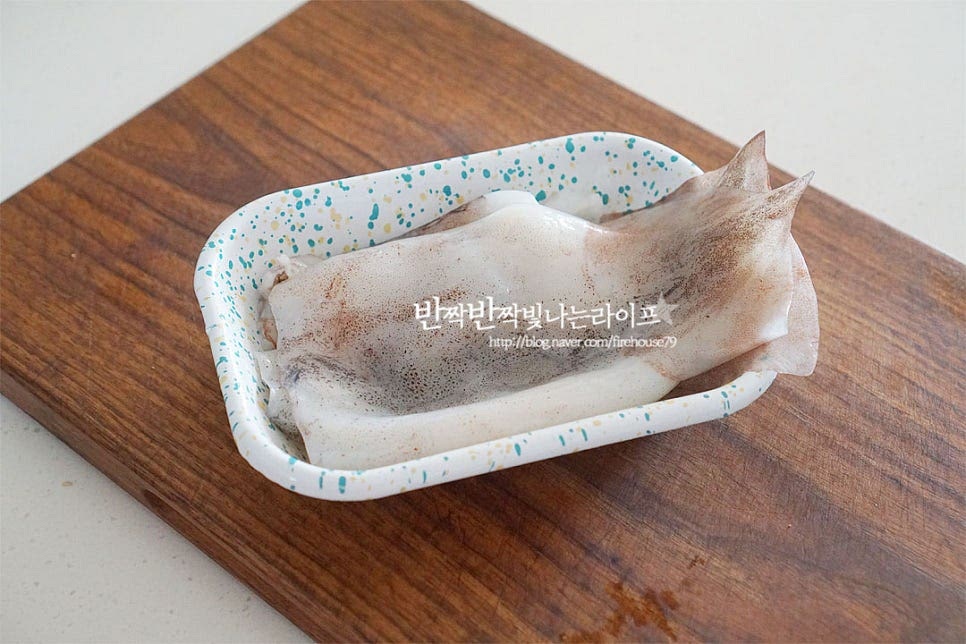 생물 오징어를 준비했어요. 냉동은 해동하여 요리해 주시면 되어요. 내장과 눈, 입을 제거하여 손질해 줍니다. 껍질째 만드셔도 좋고, 제거해 주셔도 좋아요. 크기에 따라 1~2마리 기준입니다. 저는 작아서 2마리로 만들었어요. 한입에 먹기 좋게 잘라주시면 되는데요. 양념이 잘 배도록 칼집을 넣어주었어요. 길게 반으로 자른 뒤 칼집을 넣어주는데 미끄러워 손질하기 어렵다면 파채칼을 활용하시면 일정하게 모양을 내기 쉬워요. 대각선으로 엇갈리게 칼집을 넣어요. 일정한 크기로 잘라줍니다. 익으면서 줄어들어 식감 있게 크게 썰어주었는데 기호에 따라 잘라주면 됩니다. 다리 부분은 빨판을 꼼꼼하게 씻어내고 몸통과 길이를 맞추어 잘라주세요.