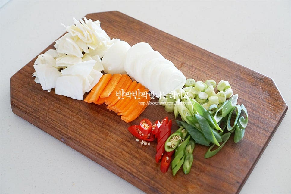 대파 1/3대 흰 부분은 파 기름을 내기 위해 잘게 송송 썰어주고, 나머지는 1cm 두께로 어슷하게 썰어줍니다. 양파는 굵게 체를 썰고, 당근은 0.4cm 두께, 5cm 길이로 얄팍하게 편으로 잘라줍니다. 양배추는 어슷 썰어줍니다. 생각보다 양배추가 넉넉하게 들어가요~ 고추는 어슷하게 잘라주는데 매운맛 기호에 따라 가감해요.