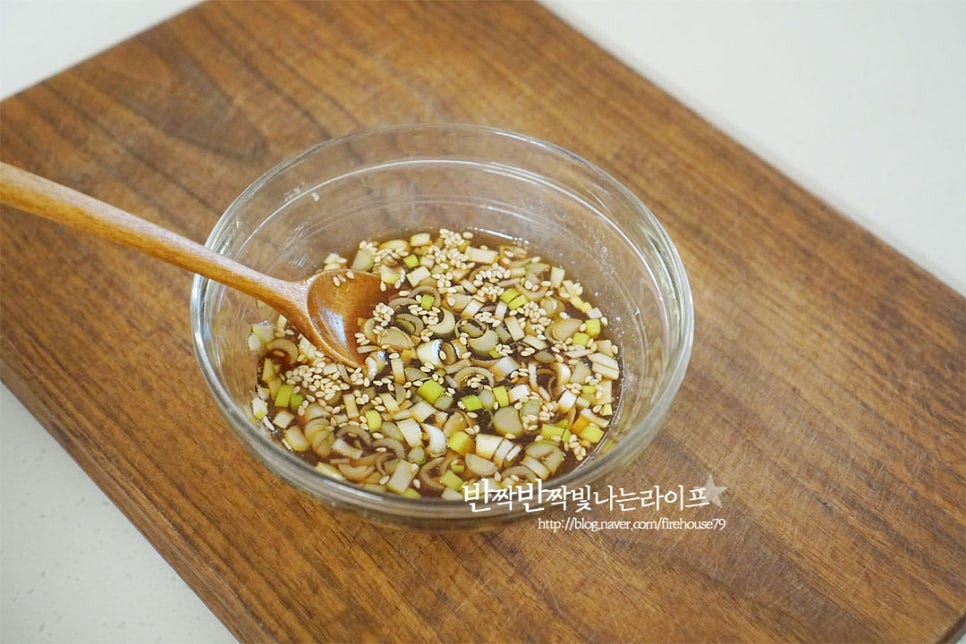 간장두부조림 양념장을 만들어요. 짭조름하면서 단맛을 더해 만드는데요. 고소하고 담백한 맛에 적당히 간을 해주면 맛나답니다. 진간장 2 큰 술, 맛술 1 큰 술 황설탕 1/2 큰 술, 올리고당 1 큰 술 간 마늘 2/3 큰 술, 참기름 1/2 큰 술 통깨 약간, 물 3 큰 술 다진대파 3 큰 술 넣어줍니다. 간을 보고 간장과 설탕으로 단맛, 짠맛을 조절해 주세요.