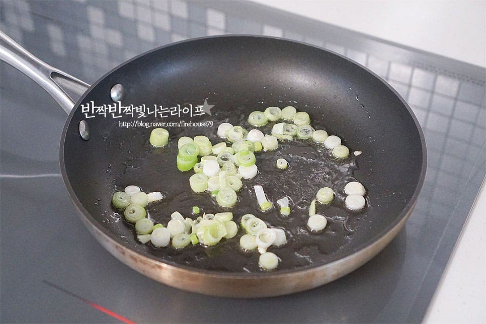 달군 팬에 식용유 1½ 큰 술 두르고 잘게 썬 대파를 먼저 볶아 파 기름을 내어줍니다. 파의 달큰한 향이 풍겨지면 오징어를 넣고 볶아줍니다, 겉면이 익으면서 촉촉하게 물이 생기면 황설탕 1 큰 술을 뿌려 볶아요. 설탕을 먼저 넣으면 풍미도 더 깊고 양념 간도 잘 배요. 설탕이 어우러지면 만들어둔 양념장을 넣고 볶아줍니다. 고르게 풀어가며 볶아줍니다. 양념이 뭉치기 시작하면 강불로 양배추와 당근, 양파를 먼저 넣고 정수물 1/4컵을 부어 농도를 맞추어줍니다. 물은 볶으면서 양을 조절해 주세요. 식감을 살려가며 볶아줍니다. 골고루 볶아지면 대파와 고추를 넣어요. 참기름과 통깨를 넣어 마무리해요. 오징어볶음 만드는 법은 양념이 맛을 내는 중요 팁으로 단맛을 먼저 내고 매운맛을 더해주어 감칠맛이 풍부하고 맛이 골고루 어우러져요. 쫄깃쫄깃한 오징어의 식감에 매콤한 감칠맛이 더해진 오징어볶음은 밥 한 그릇 뚝딱 비우는 맛이에요. 쌈야채나 밥이랑 먹음 다른 반찬 없이 맛있답니다. 매운맛에 채소의 달큰함 밸런스가 조화로워요. 오징어볶음 양념 레시피로 맛있고 푸짐하게 만들어 드세요^^ 끄읕 !