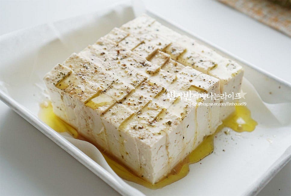 에어프라이어에 넣고 180도 15~20분 구워주거나 오븐 200도 20분 정도 구워줍니다. 노릇노릇 구워져 나오면 샐러드 채소 곁들여 그릇에 담아줍니다. 격자무늬 칼집을 넣어주어 보기에도 좋고, 사이사이 간이 스며들어 감칠맛이 느껴진답니다. 요리 영상을 같이 보시면 조금 더 쉽게 만드실 수 있답니다. 노릇하게 구워진 겉은 바삭한 고소함이 가득~ 촉촉한 속은 밑간이 스며들어 깊은 부드러움이 가득해요. 에어프라이어 두부구이 집에서 간단한 두부요리로 즐기기 딱이에요. 건강하고 맛있는 레시피로 색다르게 맛보세요. 맛있게 만들어 드세요^^ 끄읕 ! 두부튀김도 같이 참고해 주세요.