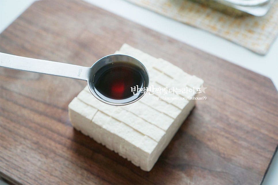 밑간을 하여줍니다. 맛간장 2 큰 술을 골고루 뿌려줍니다. 초록 조미료를 넣어서 먹음 맛있다고 하던데 맛간장 넣어도 맛있답니다. 올리브오일 1 큰 술 듬뿍 뿌려요. 기호에 따라 들기름을 넣고 구수하게 만들어도 되고요. 소금, 후추 약간 바질과 파슬리가루를 뿌려줍니다. 올리브오일과 허브가 들어가면 약간 서양 느낌 풍미가 나면서 또 맛나요.