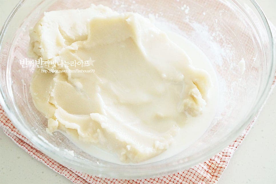 풀어둔 앙금에 우유 30g, 연유 8g을 넣고 섞어줍니다. 풀어지는 농도에 따라 우유는 10g 정도 조절하여주세요. 백앙금 종류에 따라 당도에 차이가 있으니 단맛은 그에 맞게 넣어주세요. 뭉침없이 재료가 어우러지도록 주걱 또는 거품기로 섞어줍니다. 부드럽게 섞이면 계란노른자 1개를 넣어줍니다. 농도가 부드러워집니다.