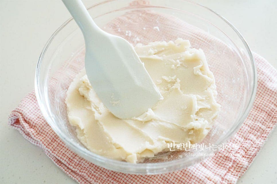 백앙금을 비롯한 달걀 노른자, 우유 모든 재료는 실온에 두어 냉기를 빼줍니다. 주걱을 사용하여 뭉쳐진 백앙금을 풀어줍니다.
