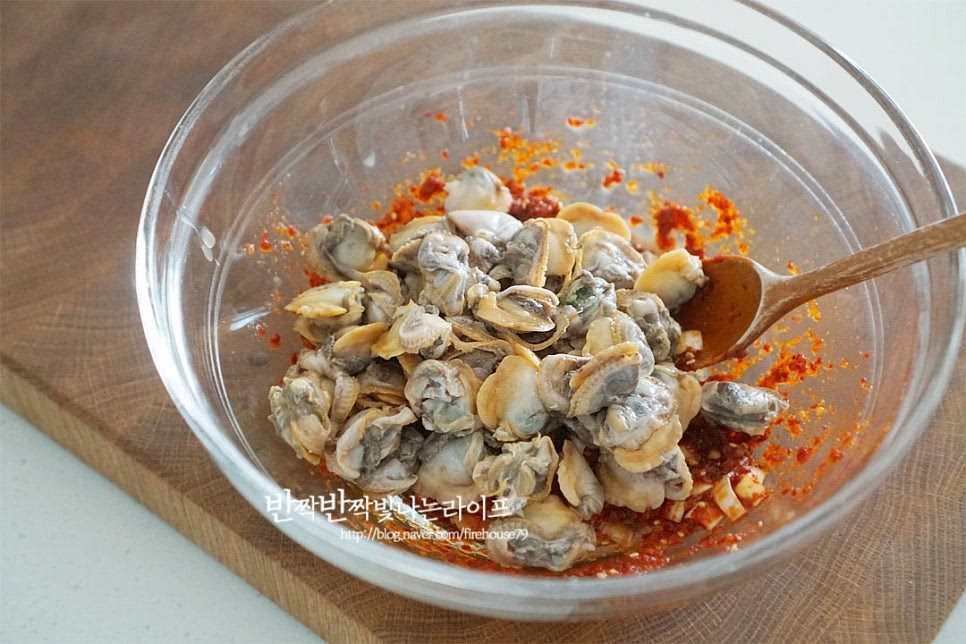 손질해둔 꼬막을 넣고 버무려줍니다. 가볍게 버무린 뒤 부추와 고추를 넣고 무쳐줍니다. 무침한 것 반 정도는 먼저 담아줍니다. 한 번에 밥을 비벼 먹어도 되지만 조금 더 푸짐해 보이도록 나누어줍니다. 남은 절반에 밥 한 공기와 들기름 한 바퀴를 둘러줍니다. 마지막에 구수한 풍미를 더해주는 들기름은 꼭 들어가야 더욱 맛이 좋습니다. 맛있게 버무려 무침과 함께 담아줍니다.