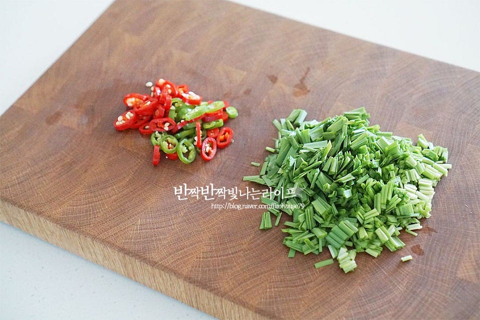 양념에 넣어줄 부추는 2cm 정도로 썰고 고추는 얇게 송송 썰어줍니다. 매콤한 고추와 향긋한 부추가 들어가면 식감과 향이 잘 어울리는데요. 입맛에 맞게 넣어주셔도 좋으며 세발나물, 쪽파, 미나리 등을 넣어도 좋습니다. 넉넉한 크기의 볼에 고춧가루 1 큰 술 양조간장 1 큰 술, 꽃게 액젓 1 작은 술 간 마늘 1 작은 술, 매실액 1 작은 술 다진 파 1 큰 술, 참기름 1 큰 술 올리고당 1 작은 술, 통깨 약간 넣어줍니다. 재료를 골고루 섞어줍니다. 간장과 액젓을 같이 넣어 감칠맛을 풍부하게 하고 간 마늘이나 고춧가루는 입맛에 따라 조절해서 매콤 알싸한 맛을 살려주세요.