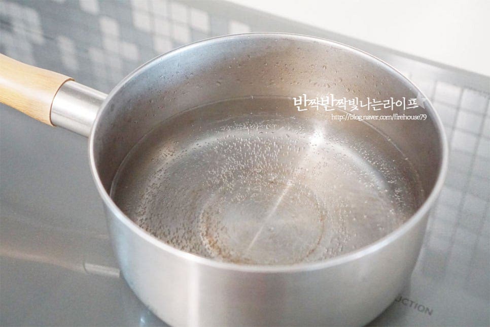 삶을 때는 식감이 질기지 않도록 탱탱하고 쫄깃하게 삶아주는 것이 중요합니다. 잠길 정도로 넉넉하게 물을 붓고 끓입니다. 팔팔 끓는 물에 삶는법이 아닌 기포가 올라오면서 끓어오르려고 하는 90도 정도의 물에 넣어주는데요. 뜨겁게 끓을 때 넣으면 자칫 조갯살이 쪼그라들어 질겨질 수 있습니다. 해감해둔 꼬막과 생강술(청주) 1 큰 술 넣어줍니다. 청주가 들어가면 비린내도 잡고 더 탱글하게 삶을 수 있는데요. 소주나 맛술로 대체 가능합니다. 한쪽 방향으로 저어가며 삶아줍니다. 한 방향으로 저어주면 살이 한쪽으로 붙어 손질하기 조금 더 수월해집니다. 오래 삶으면 질겨지기 쉬우므로 대략 10% 정도 하나둘씩 입을 벌리면 건져내어 줍니다. 체에 밭쳐 한 김 식혀가며 꼬막살을 분리해 줍니다. 입이 벌어진 것은 그래도 살만 발라내고 입이 열리지 않은 것은 이음새 부분에 숟가락을 넣고 비틀어주면 손쉽게 반으로 갈라 발라내기 쉽습니다.