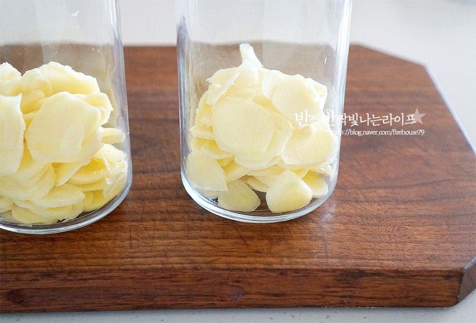 소독하여 물기를 제거한 유리병에 생강편을 먼저 담아줍니다. 청주를 부어줍니다. 대략 비율은 생강 1 : 술 5~7 정도로 잡아주시면 됩니다. 냉장고에 넣어 이틀 정도 숙성해 준 뒤 요리술로 활용해 주시면 됩니다. 맛술 만드는 법 보관은 냉장 보관을 하여 주시고 알코올이 들어가기 때문에 따라 보관 기간이 정해져있지는 않고 꼭 냉장보관해주시면 됩니다. 영상도 같이 담았어요. 청주를 넣어 만드는 것은 시중에 판매되는 맛술보다는 단맛이 적은 편이지만 향긋함이 좋고 잡내를 잡아주어 해산물, 육류 등 요리에 넣어 활용하기 좋아요. 제철 햇생강으로 만든 생강술 만드는 법 한번 만들어두면 내내 든든하답니다^^ 끄읕 !