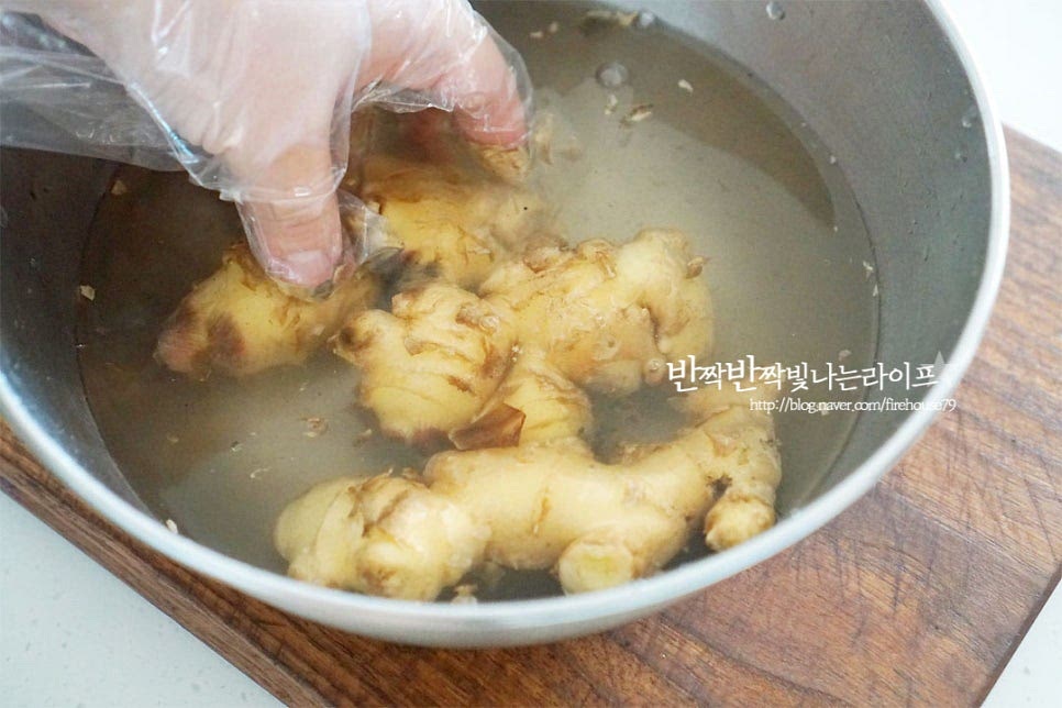 햇생강은 비교적 껍질을 벗기기 쉬운데요. 물에 담가 흔들어 씻어주기만 해도 절반 정도는 껍질이 벗겨져요. 생강대 부분을 잘라내어 주고 마디마디 사이 부분은 조각내어 손질하여 줍니다. 깨끗하게 껍질을 벗겨준 뒤 물기를 제거해 주어요. 얇게 편으로 썰어줍니다. 앞서 말한 대로 생강을 써는 방법은 기호에 따라 준비해 주시면 되는데요. 완전히 갈아서 만드셔도 좋고 저와 같이 얇게 편을 썰어도 좋아요. 저는 간 것보다는 깔끔하게 만들어 활용하는 편이라 최대한 얇게 편을 썰어주었어요. 갈아서 만들 때는 단단하기 때문에 청주를 약간 넣어 갈아주시면 됩니다.