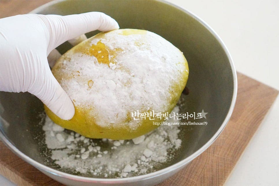 껍질째 청을 만들어줄 것이라 깨끗하게 세척해 줍니다. 베이킹소다를 골고루 문질러가며 꼼꼼하게 씻어주었습니다. 물기를 꼼꼼하게 제거해 줍니다. 수제청에 물이 들어가면 곰팡이가 생길 수 있어 겉에 묻은 물을 제거해주어요. 과육을 반으로 잘라줍니다. 수분이 적고 단단하기 때문에 손을 다치지 않게 조심하여 잘라주세요. 다시 한번 세로방향 반으로 자른 뒤 가로로 한 번 더 잘라줍니다. 그리고 가운데 씨 부분은 제거해줍니다. 씨가 들어가면 쓴맛이나 떫은 맛이 날 수 있어 넉넉하게 잘라내어 줍니다. 얇게 편으로 썰어줍니다. 편썰어서 청을 담그기도 하지만 곱게 채를 썰어주면 향과 맛이 더 깊게 스며들어 차로 끓여마시면 향긋함이 더 맛있습니다. 일정한 두께로 편썰기 한 뒤 채를 썰어줍니다. 모과청 만들기