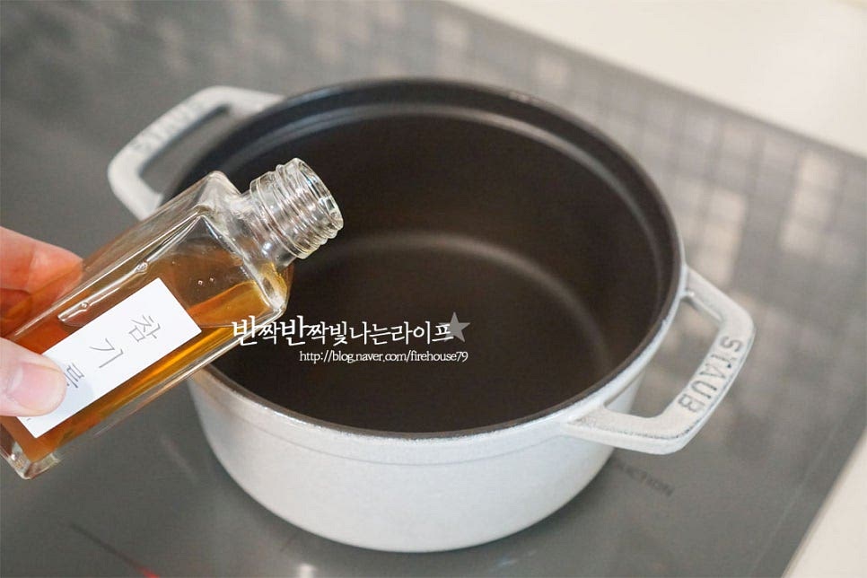 달군 냄비에 참기름 1½ 큰 술 부어줍니다. 불린 미역을 넣고 달달 볶아줍니다. 가볍게 3~5분 볶다가 썰어둔 전복살과 다진 마늘 1/2 큰 술 넣어주어요. 서로 어우러지도록 1~2분 볶아줍니다. 국간장 1 큰 술, 참치액 1 큰 술 넣고 1분 같이 볶아줍니다. 풍미를 살리고 간이 배도록 해줍니다. 끓여둔 멸치 다시마 육수를 부어줍니다. 양에 따라 가감해 넣어주시면 됩니다. 보드랍게 우러나도록 한소끔 끓여줍니다. 육수로 끓여주어 국간장과 참치액을 같이 넣어주었는데요. 간을 보고 부족한 간은 소금으로 맞추어 주세요. 고기없는 미역국 레시피로 맛과 식감이 좋은 전복을 넣고 끓이면 깔끔하면서 시원한 국물맛이 좋아요. 다진 마늘로 잡내를 잡아주고, 국간장과 참치액을 같이 넣고 간을 해주어 감칠맛을 살려주었답니다. 영상도 같이 담았어요. 보들보들 부드러운 미역과 쫄깃하게 어우러진 전복의 조합이 소고기가 들어간 기본 레시피와 달리 전복이 들어가면 해물 특유의 시원한 맛에 자꾸만 먹게되는 매력이 있어요. 끓이는 방법은 재료를 손질하는 것만 알면 어렵지않게 조리할 수 있고요. 깊고 시원한 국물맛이 좋은 전복 미역국 끓이는 방법 맛있게 요리해 드세요^^ 끄읕 !