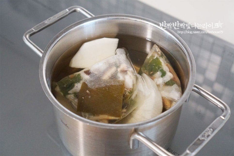 고기없는 미역국 레시피로 요리할 땐 어울리는 멸치 다시마 육수를 준비해 줍니다. 물을 넣어 끓이는 것보다 감칠맛이 더 좋습니다. 물론 물이나 쌀뜨물을 넣어도 좋고요. 물 1.4L에 다시팩과 무를 넣고 팔팔 끓어오르면 약불로 낮추어 15분 우려 준비해 줍니다.