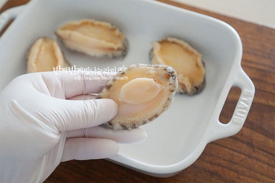 전복은 솔로 문질러 씻어준 뒤 껍질과 살을 분리하고 이빨을 제거해 줍니다. 전복 살 뒷부분에 칼집을 넣어 0.5cm 두께로 일정하게 잘라줍니다. 아이가 먹을 것은 조금 더 잘게 잘라주셔도 되며 칼집을 넣어주면 모양이 먹음직스럽고 익었을 때 식감도 부드러우면서 쫄깃하여 조화롭게 어울려요.