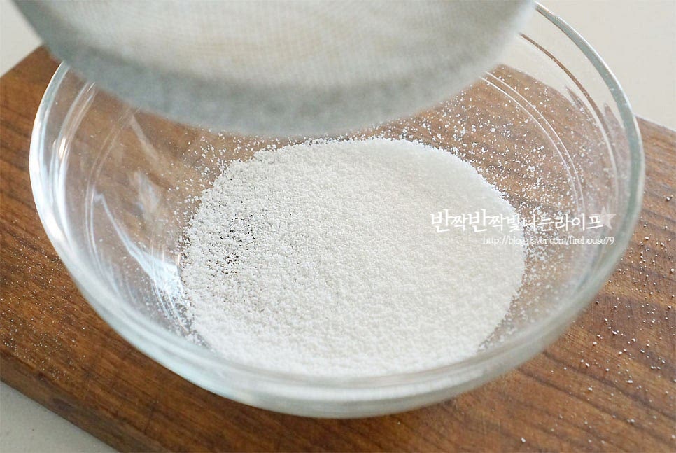 찹쌀가루는 체에 내려줍니다. 곱게 가루를 내려서 만들어주면 반죽도 더 잘 섞이고 찰기 있게 맛있게 되어요. 방앗간에서 파는 습식 가루입니다. 습식은 수분을 머금은 정도에 따라 물의 양을 조절하여 떡반죽을 만들어 주시면 됩니다. 건식 같은 경우 뜨거운 물 200ml 준비해 주세요. 반죽에 바로 설탕과 소금을 넣어 간을 해도 되지만 뜨거울 물에 넣어 섞어주면 고르게 간이 섞여요. 뜨거운 물에 황설탕 15, 소금 2g을 넣고 잘 녹여 준비해요. 소금과 설탕이 같이 들어가면 단맛 감칠맛이 더 깊죠. 단맛 정도는 입맛에 따라 조절해 주세요.