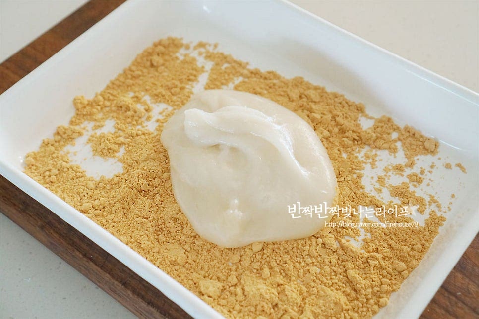 떡 반죽을 고물에 올려 고르게 입혀줍니다. 고물을 고르게 입힌 뒤 먹기 좋게 가위로 잘라줍니다. 바로 만들어 먹는 맛이 매력인데요. 떡만들기 어렵지 않게 찹쌀가루와 전자레인지로 손쉽게 만들었답니다. 고소한 고물이 묻은 맛에 차와 같이 먹기 딱 좋았어요. 영상도 같이 담았어요. 찹쌀가루 요리 인절미 만들기 집에서 간단하고 맛있게 만들어 드세요^^ 끄읕 !