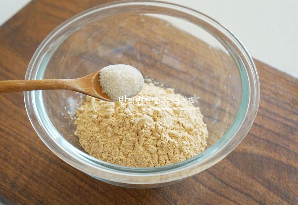 콩고물을 만들어 줍니다. 볶은 콩가루를 준비했는데요, 설탕과 소금을 넣어 간을 해줍니다. 설탕 1 작은 술, 소금 한 꼬집 넣어 뭉치지 않게 잘 섞어줍니다.