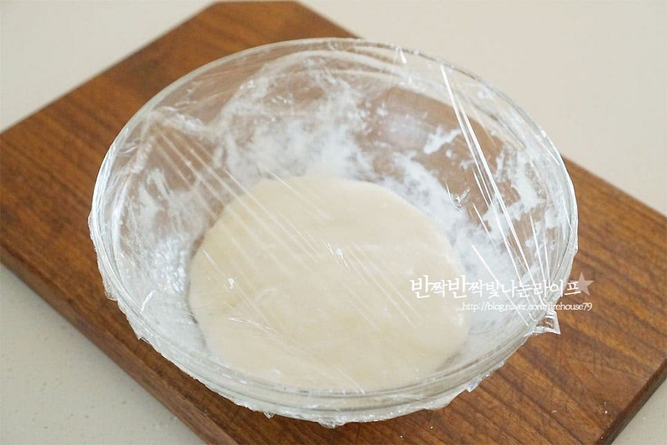 다시 랩을 씌운 뒤 전자레인지 2분 돌려줍니다. 반죽이 윤기가 돌게 찰지게 5분 정도 충분히 섞어줍니다. 떡메로 치는 것과 같이 반죽을 충분하게 치대어 주어야 쫄깃쫄깃 식감이 좋아요~