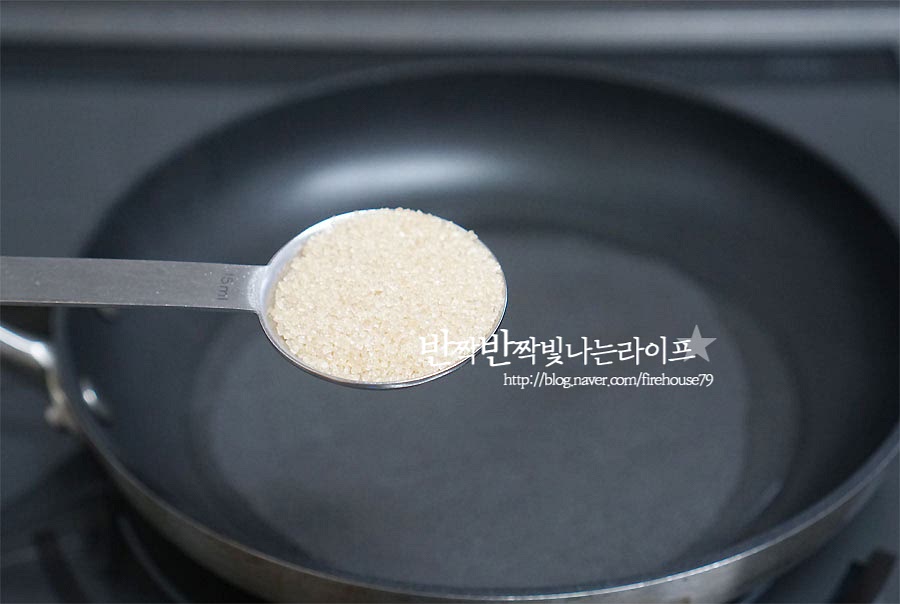 팬에 물 100ml, 황설탕 3T, 조청 2T 듬뿍 넣어줍니다. 조청 대신 물엿을 넣어도 되며, 기호에 따라 단맛을 추가하셔도 되고요. 황설탕이나 흑설탕을 넣으면 갈색빛이 더 곱게 만들어져요. 호두조림 재료를 넣은 뒤 저을 필요 없이 그대로 끓여줍니다. 자연스럽게 녹을 수 있도록 놔두어요. 젓지 마셔요~ 바글바글 가장자리부터 끓어오르면 볶아놓은 재료를 넣어줍니다. 눌어붙지 않도록 버무려가며 조림장에 조려줍니다. 중불에서 볶다 보면 아래 사진과 같이 소스가 거의 조려졌을 거예요. 그럼 불을 꺼줍니다.