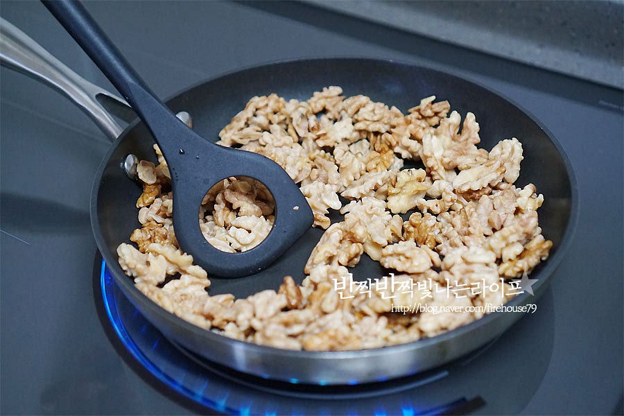마른 팬에 데친 호두살을 넣고 수분을 날려준다는 느낌으로 중약불에서 볶아줍니다. 열이 치우쳐 타지 않도록 저어가며 물기를 날려주어요. 그래야 식감을 더 살려줄 수 있답니다.
