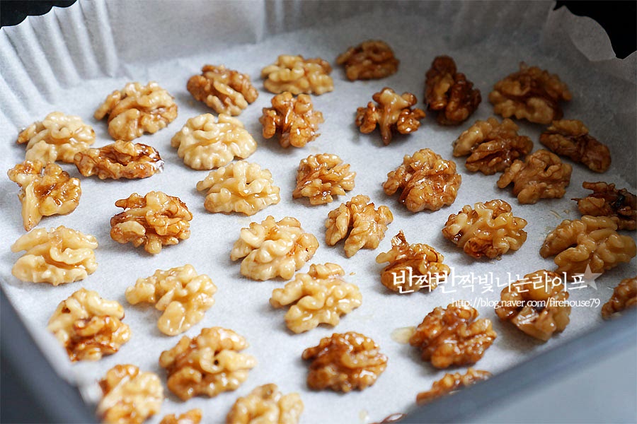 뜨거울 때 젓가락이나 핀셋으로 하나씩 떨어뜨려 놓아줍니다. 조린 뒤 튀겨주어 호두강정을 만들기도 하지만 집에서 간단하게 만들려면 에어프라이어를 활용하면 됩니다. 에프 160도에서 5분 정도 돌린 뒤 2~3분 더 돌려주었어요. 대략 7분 정도 돌려주면 코팅이 맛깔나게 완성되어요. *취향에 따라 뜨거울 때 소금을 약간 뿌려주면 단맛을 극대화해줄 수 있어요. 한 김 식혀준 뒤 만져보면 손에 묻어나지 않고 바삭하답니다. 입안에 넣으면 오도독오도독 식감과 고소하고 달달하게 퍼지는 맛이 정말 매력적이에요. 만들기 영상을 같이 보시면 보다 쉽고 입맛에 맞게 만드실 수 있답니다. 하나씩 집어먹다 보면 어느새 빈 그릇만 남게 되는 중독적인 매력이 있어요. 그렇지만 과다 섭취하면 탈이 날 수도 있으니 양을 조절하여 드셔요. 호두강정 만들기 집에서 쉽고 건강하게 만들어드세요. 전처리하여 떫은맛을 제거한 뒤 한번 볶아주어 고소함을 살려주고, 조림 소스에 조려 에어프라이어 160도 7~8분 돌려주면 바삭하고 달달한 호두정과 완성입니다. 맛있게 만들어 드세요. 끄읕 !
