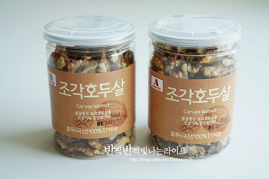 호두 전처리 해줍니다. 저는 조각내어진 호두살을 사용하여 강정을 만들었어요. 한 입에 쏙 들어가는 크기로 바삭바삭하게 씹어먹기 좋아요. 끓는 물에 소금 0.5t를 넣어줍니다. 가볍게 털어낸 재료를 넣고 끓는 물에 바글바글 2~3분 정도 끓여주어요. 이렇게 한번 데쳐줌으로써 특유의 떫은맛을 제거하여 줄 수 있어요. 데친 뒤 찬물에 헹구어 체에 밭쳐 물기를 탈탈 털어줍니다.