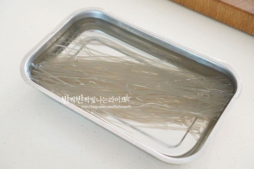 빠질 수 없는 당면은 30분 이상 물에 담가 미리 불려줍니다. 새송이버섯과 표고는 편으로 썰고 만송이는 밑동을 제거하여 분리해 줍니다. 대파는 반으로 길게 자른 뒤 5cm 길이로 썰고 당근과 양파는 채를 썰어줍니다. 익는 데 시간이 걸리는 당근은 얄팍한 두께로 썰었어요. 고추는 어슷하게 잘라주세요.