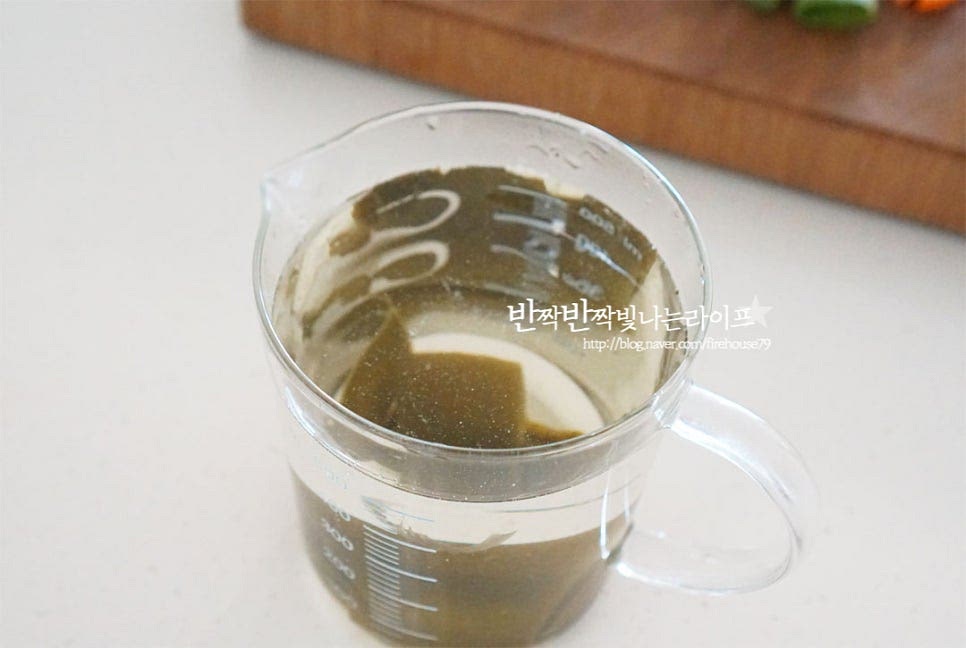 깔끔한 감칠맛을 내는 다시마육수를 준비합니다. 여러 가지 재료를 넣는 것보다 불고기 전골 재료의 맛을 살리기 위해 물 300ml에 다시마를 넣고 우렸어요.