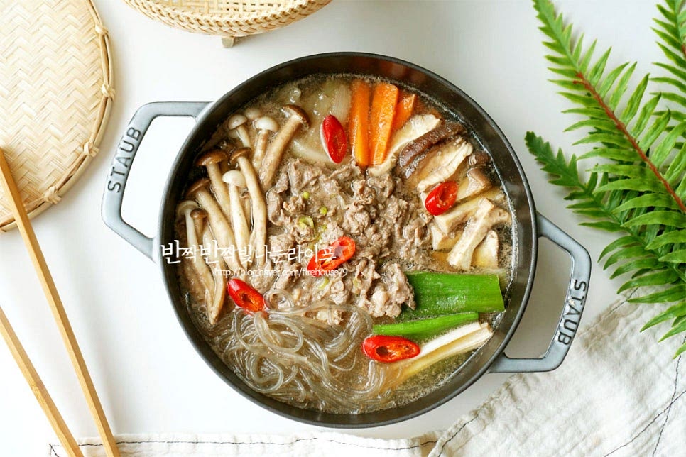보글보글 끓여서 완성입니다. 간은 간장과 육수로 조절해주세요. 영상도 같이 담았어요. 재료가 익으면 건져먹는 맛이 좋은데요. 육수가 자작해서 국물을 같이 떠서 먹음 푸짐합니다. 맛있게 만들어 즐겨보세요. 끄읕 !