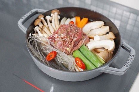 먹기 좋게 담아서 식탁 위에 올려 끓이면서 먹어도 좋고 익힌 뒤 드셔도 좋습니다. 육수가 끓어오르기 시작하면 소불고기가 뭉치지 않도록 풀어가며 익혀주세요. 그래야 간이 골고루 어우러집니다.