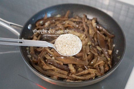 적당하게 국물이 촉촉한 상태로 들깨가루 1 큰 술, 들기름 1/3 큰 술 깨소금을 넣고 마무리 완성해요. 말린가지볶음에 구수한 들깨가루가 들어가면 풍미를 더 고소하게 살려주는데요. 입맛에 따라 양을 조절하여주세요. 푸짐하게 담아 완성하면 건가지 특유의 쫄깃하게 씹히는 맛과 구수하게 어우러지는 향미를 맛볼 수 있습니다. 영상도 같이 담았어요. 먹기 좋게 불린 가지나물에 간이 맛있게 밸 수 있도록 간한 뒤 촉촉하게 육수를 부어 볶아 완성합니다. 말린가지나물볶음 만드는 법 쫄깃하고 구수한 맛 살려 보름나물 만들어드세요. 끄읕 !