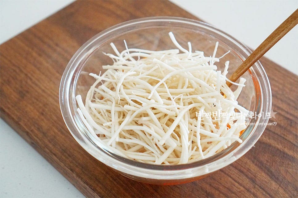 볼에 손질한 삼채를 넣고 간이 고르게 어우러지도록 버무려줍니다. 통깨를 뿌려 마무리해요. 매콤 새콤달콤 한 간이 어우러져 삼채 특유의 풍미와 잘 어울리는데요. 먹어보면 봄철 입맛을 돋운답니다. 영상도 같이 담았어요. 나물 무침 그대로 드셔도 좋고 비빔밥에 곁들이거나 육류랑 먹어도 잘 어울려요. 영양이 가득한 채소라 간단한 삼채요리로 무쳐드시면 좋아요. 삼채무침 만들기 맛있게 만들어 드세요^^ 끄읕 !