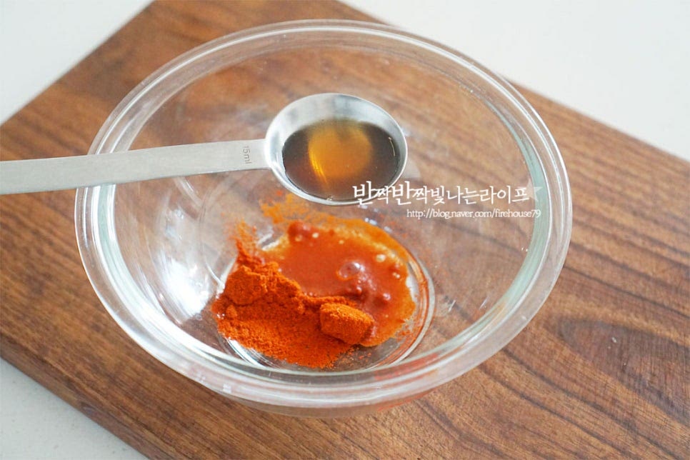 재료 자체의 향이 있어 쌉싸래함을 잡아주는 고추장 양념에 버무려줍니다. 고운 고춧가루 1 큰 술, 고추장 1 큰 술 매실액 1 큰 술, 조청(물엿) 1 큰 술 사과식초 1 큰 술 넣어줍니다. 새콤한 맛 기호에 따라 식초의 양은 가감하여 주세요. 양념이 어우러지게 잘 섞어줍니다. 재료에서 매운맛과 단맛이 나기 때문에 따로 마늘이나 설탕은 생략해 주었습니다. 간은 입맛에 맞게 조절해 주세요.