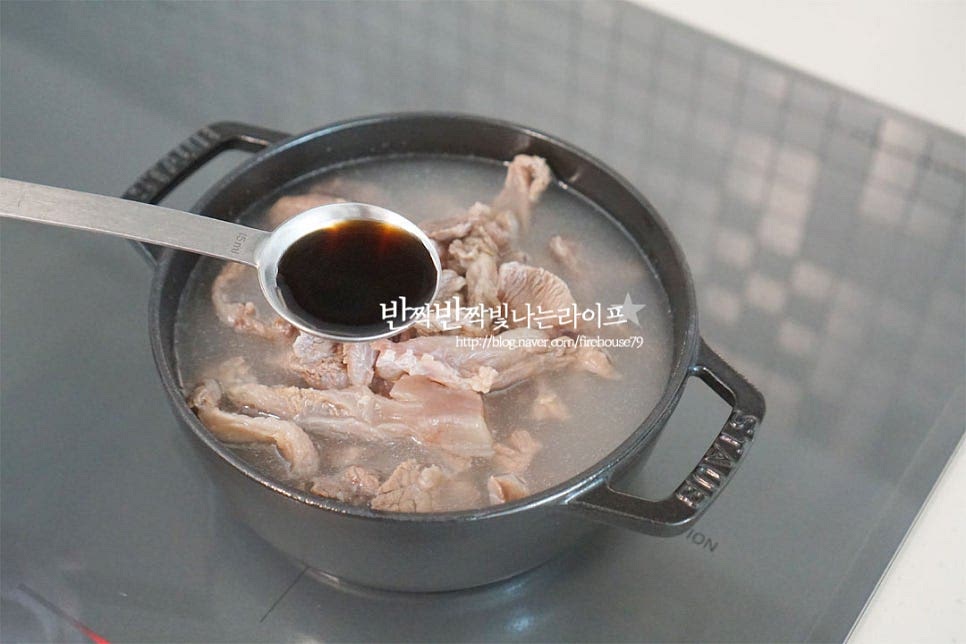 냄비에 고기와 육수를 붓고 끓여줍니다. 국간장 1 큰 술, 참치액 1 큰 술 소금 약간 넣어 간을 맞추어요. 팔팔 끓여준 뒤 고명 재료를 곁들여 줍니다. 부추와 대파, 홍고추 버섯과 대추를 같이 넣고 푸짐하게 준비했어요. 맵게 드시고 싶다면 고춧가루나 마늘, 청양고추 넣어드셔도 좋고요. 영상도 같이 담았어요. 진하게 우러난 국물만큼이나 스지의 식감이 쫀득쫀득한데요. 딱 먹기 좋게 삶아져 부드럽고 맛있었어요. 곁들이는 채소와 버섯을 올려주면 더 푸짐하게 드실 수 있고 여기에 간장소스 곁들이시면 술안주로도 어울린답니다. 스지탕 맛있게 끓여드세요^^ 함께하면 좋은 레시피 ♡ 끄읕 !