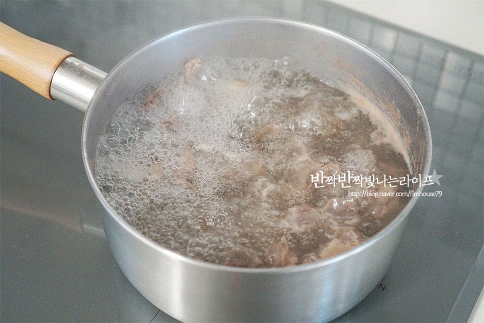 스지삶는법은 누린내를 잡는 향신 재료를 넣고 푹 끓여주시면 되는데요. 고기가 잠길 정도 물을 붓고 먼저 데쳐줍니다. 한번 데쳐주어 불순물을 제거하여 깔끔하게 삶아줄 것이에요. 팔팔 끓으면 5분 정도 삶아 건져낸 뒤 찬물에 불순물을 씻어줍니다. (총 10분 삶아주었습니다.)