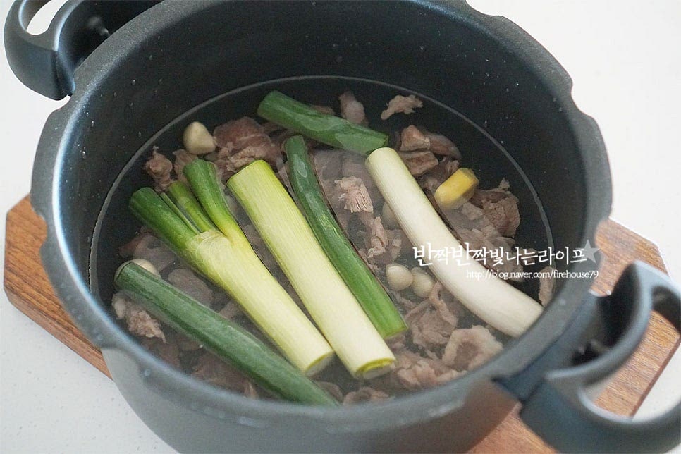 한우 스지 같은 경우 푹 삶아야 쫀득하고 질기지 않게 드실 수 있어요. 그래서 압력솥에 삶아 시간은 단축하고 푹~ 고아 식감을 살려주었습니다. 고기가 잠길 정도로 물 1.8~ 2L 정도 부은 뒤 대파 2/3대, 마늘 6알 생강 마늘 1알 크기를 넣어줍니다. 그 외 월계수잎, 무, 양파 등을 넣어도 좋은데요. 기본 재료만 넣어도 국물이 뽀얗고 진해요. 청주 2큰술 같이 넣어줍니다. 육수 재료를 넣고 끓여주기만 하면 절반 이상은 만들어진 것이나 다름없어요. 압력솥의 추가 돌아가며 끓으면 약불로 낮추어 1시간 끓여줍니다. 양에 따라 시간은 가감해 주세요. 1시간 뒤 뚜껑을 열어보면 콜라겐 식감이 살아있고 고기 부분도 부드럽게 잘 고아졌어요. 그만큼 국물도 진하게 우러났어요.