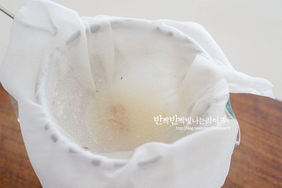 고기는 따로 건져두고, 국물은 면포에 한번 걸러 기름과 불순물을 깔끔하게 제거해 줍니다. 국물색만 보아도 국물이 진하죠~ 힘줄 부위라 그런지 육수가 구수하니 깊어요. 고기는 냄비에 담아줍니다. 먹기 좋게 손질된 것이라 그대로 삶아서 만들었는데 크기가 크다면 먹기 좋게 잘라주시면 되어요.