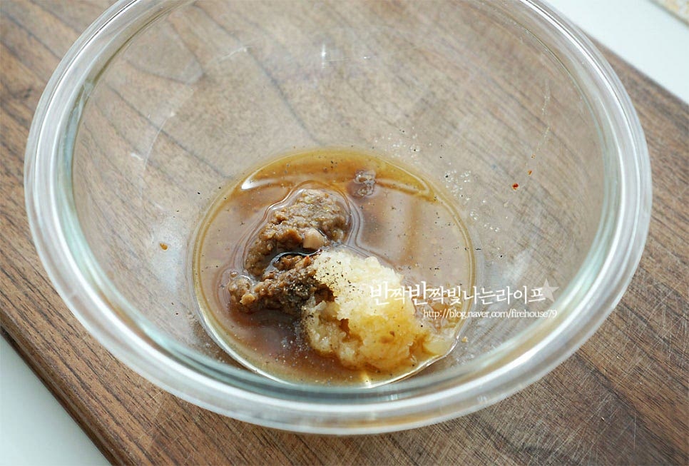 구이소스를 만들어줍니다. 된장 1 큰 술, 다진 마늘 1 큰 술 간장 1/3 큰 술, 올리고당 1 큰 술 황설탕 1/2 큰 술, 맛술 1 큰 술 생강술(청주) 1 큰 술, 후추 약간 을 넣어 섞어줍니다. 장맛 염도에 따라 단맛을 가감하여 줍니다.